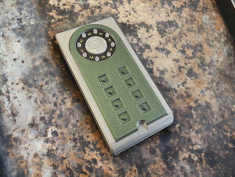 RE2 Portable Safe - Detail View